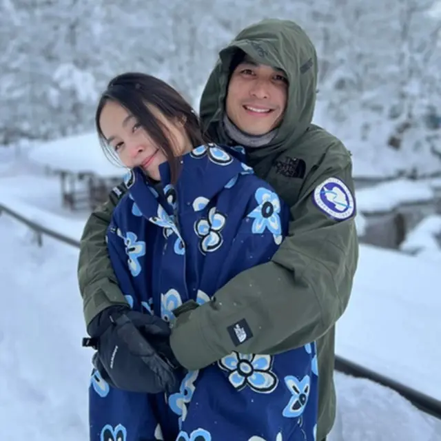 Nong Poy bersama Oak Phakwa Hongyok. (dok. Facebook)