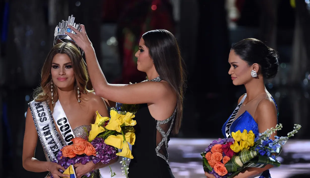 Miss Universe 2014, Paulina Vega mengambil mahkota yang telah terpasang di kepala Ariadna Gutierrez yang sebelumnya dikatakan sebagai Miss Universe 2015. Mahkota tersebut rupanya milik Pia Alonzo Wurtzbach. (AFP/Bintang.com)