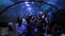Pengunjung melihat ikan dalam air di Sea World, Ancol, Jakarta, Kamis (7/7). Wahana Sea World masih menjadi tempat favorit warga untuk mengisi waktu berlibur hari ke-2 Lebaran. (Liputan6.com/Johan Tallo)