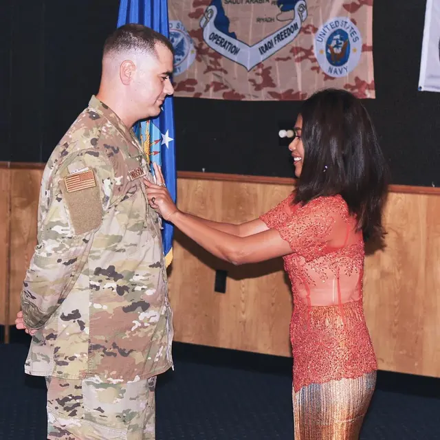 Potret Pita Pakai Kebaya di Kenaikan Pangkat Suami Tentara AS. (Sumber: Instagram/nofitaofficial)
