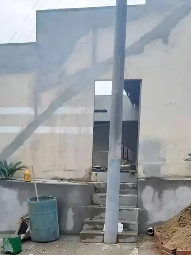 7 Potret Tiang Listrik di Lokasi yang Tidak Semestinya Ini Bikin Geleng Kepala