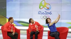 Peraih medali perak angkat besi Olimpiade Rio 2016, Eko Yuli Irawan dan Sri Wahyuni Agustiani, berkunjung ke Emtek Group dan menjadi bintang tamu dalam acara Liputan 6 SCTV di SCTV Tower, Jakarta, Selasa (16/8/2016). (Bola.com/Arief Bagus)