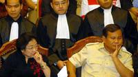 Pasangan Megawati-Prabowo di sidang perdana gugatan pilpres di Mahkamah Konstitusi Jakarta. Pasangan ini meminta MK membatalkan keputusan KPU yang menetapkan pasangan SBY-Boediono pemenang.(Antara)