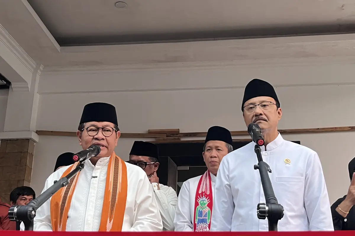 Gubernur DKI Jakarta Pramono Anung dan Menteri Sosial Saifullah Yusuf usai meninjau kegiatan belajar mengajar di Sekolah Rakyat Menengah Atas 10 Jakarta Selatan. (Liputan6.com/Winda Nelfira)