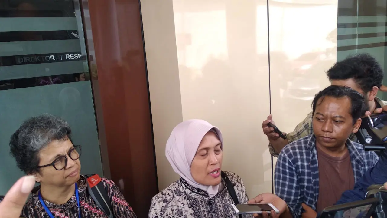 Komisioner Komnas Perempuan, Sri Nurherwati mendatangi Markas Kepolisian Daerah (Mapolda) Jawa Timur (Jatim) untuk menemui tersangka kasus dugaan pornografi, artis VA, Kamis, 28 Februari 2019.