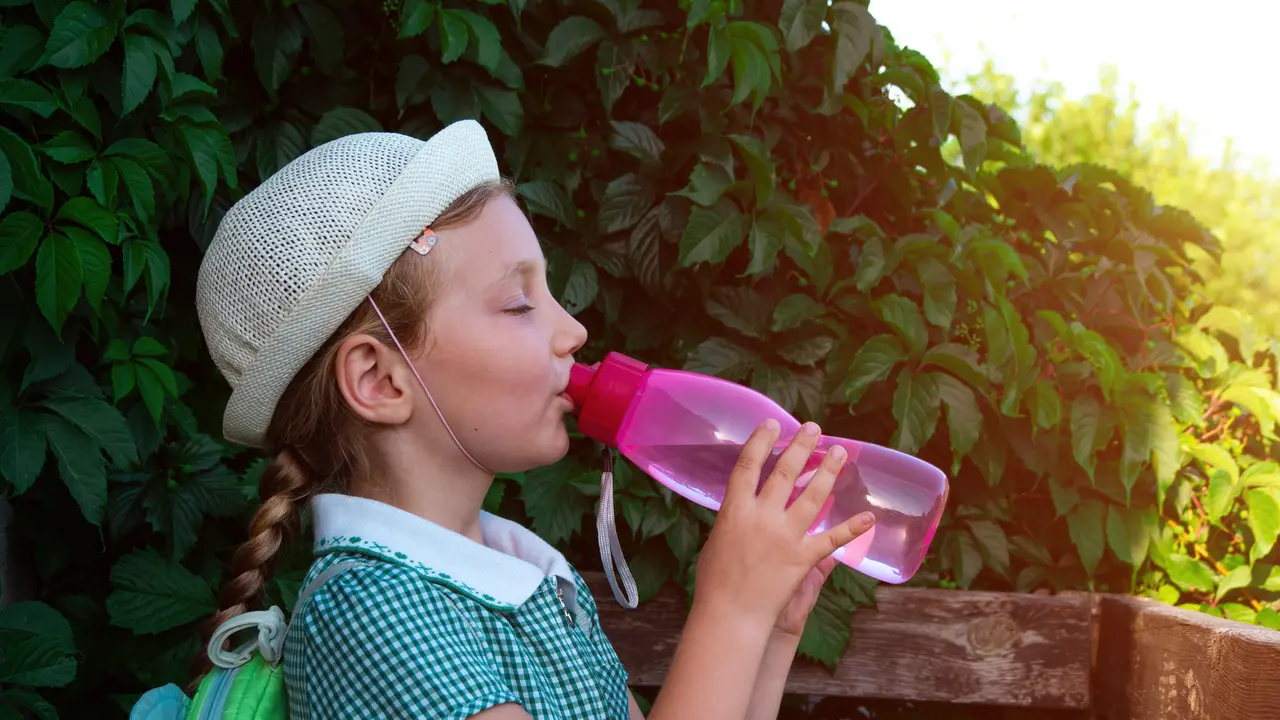 Jangan Sampai Berlumut, Begini Tips Membersihkan Botol Minum Plastik Anak dengan Benar