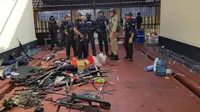 Puluhan senjata api yang disita dari tahanan teroris di Mako Brimob, Kelapa Dua, Depok, Jawa Barat (istimewa)