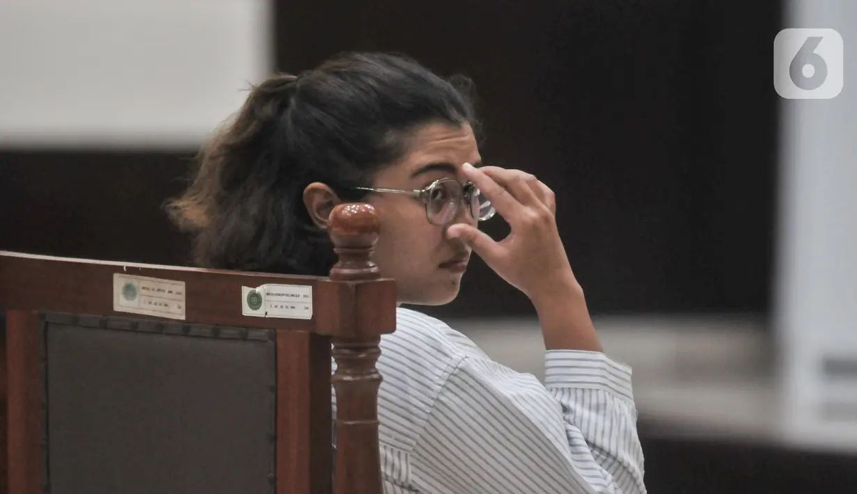 Terdakwa Fatia Maulidiyanti saat menjalani sidang lanjutan kasus pencemaran nama baik Menteri Koordinator Kemaritiman dan Investasi Luhut Binsar Pandjaitan di Pengadilan Negeri Jakarta Timur, Senin (29/5/2023). (merdeka.com/Iqbal S. Nugroho)