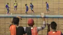 Pekerja MRT menyaksikan sejumlah pesepak bola berlatih di Stadion Lebak Bulus, Jumat (24/7/2015). (Bola.com/Vitalis Yogi Trisna)