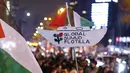 Seorang pengunjuk rasa memegang plakat penghormatan kepada Global Sumud Flotiila saat berunjuk rasa dalam solidaritas kepada warga Palestina dan mengutuk pencegatan armada oleh tentara Israel, di Istanbul, Turki pada 2 Oktober 2025. (KEMAL ASLAN/AFP)
