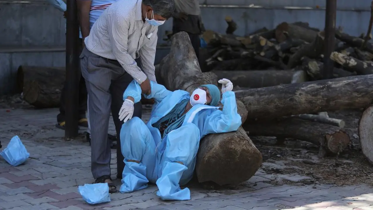 Seorang anggota keluarga pasien COVID-19 yang meninggal di Jammu, India, Minggu (25/4).