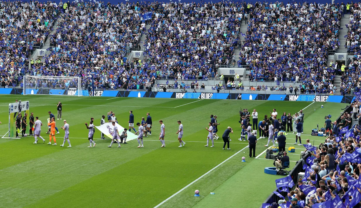 Sejumlah pemain Everton dan Brighton memasuki Stadion Hill Dickinson saat laga Liga Inggris pada Minggu (24/08/2025) waktu setempat. (AFP/Darren Staples)