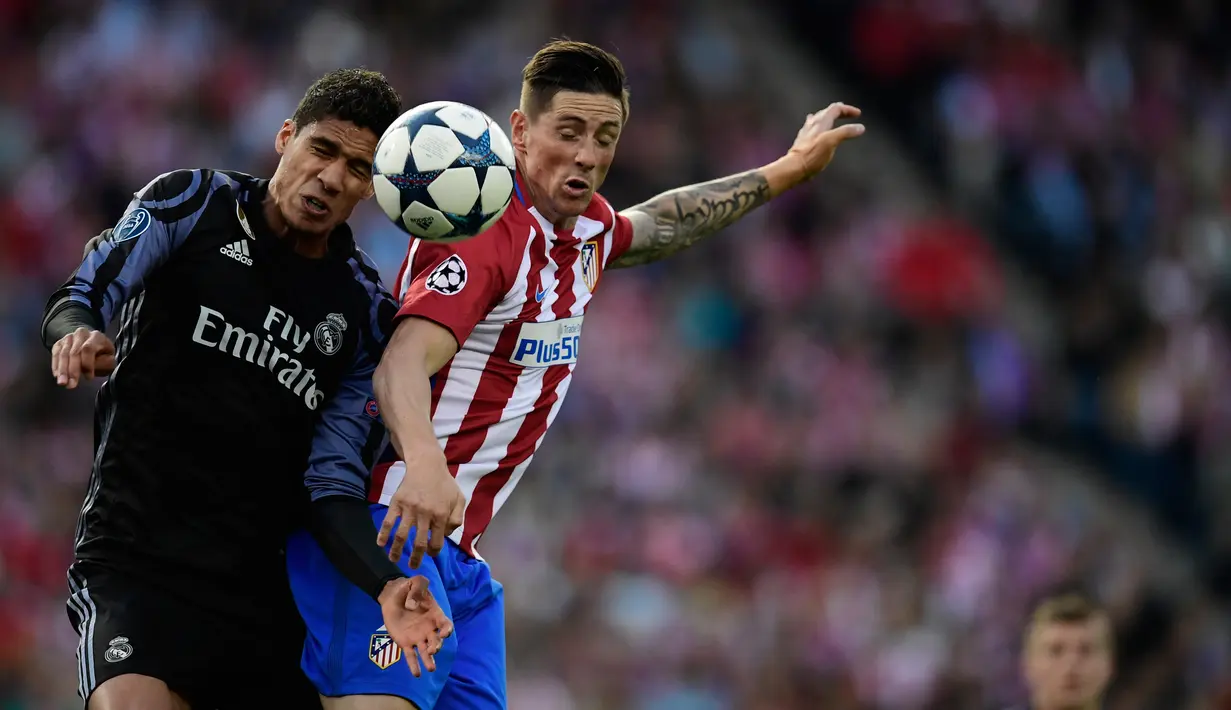 Penyerang Atletico Madrid, Fernando Torres berebut bola udara dengan Bek Real Madrid Raphael Varane di leg kedua semifinal Liga Champions di Stadion Vicente Calderon, Spanyol (10/5). (AFP Photo/Javier Soriano)