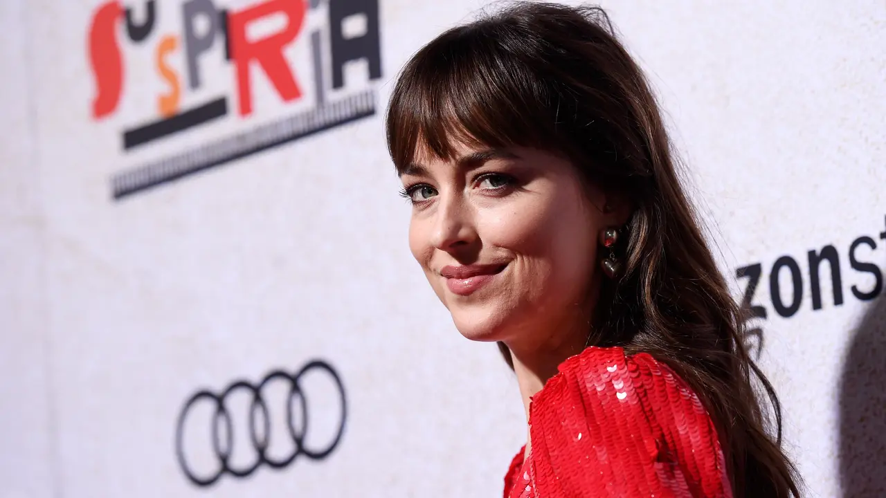 Dakota Johnson Tampil Cantik di Pemutaran Film Terbarunya