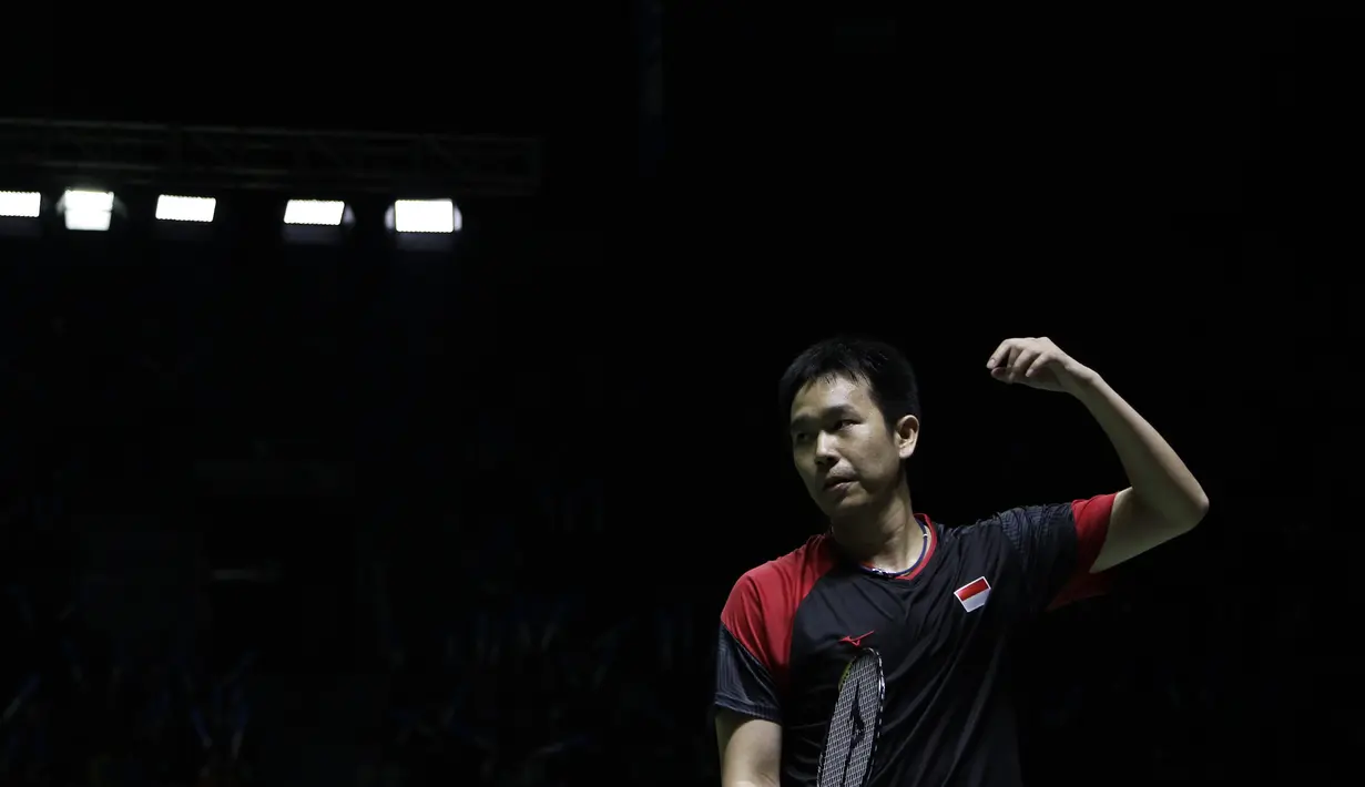 Ganda putra Indonesia, Hendra Setiawan, saat melawan ganda Inggris, Marcus Ellis/Chris Langridge, pada Blibli Indonesia Open 2019 di Istora Senayan, Jakarta, Rabu (17/7). Ahsan/Hendra menang 28-26, 21-17. (Bola.com/Yoppy Renato)