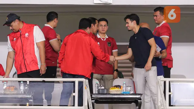 Foto: Bawa Sang Ayah, Momen Nathan Tjoe-A-On Foto Bareng Presiden Jokowi saat Timnas Indonesia Vs Brunei