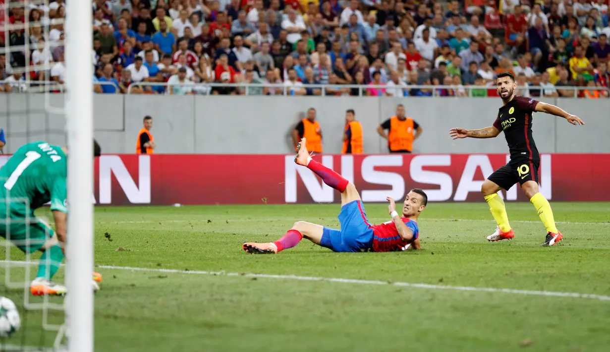 Pemain Manchester City, Sergio Aguero mencetak gol ke gawang Steaua Bucharest dalam play-off pertama Liga Champions di Arena Nationala, Selasa (16/8). Aguero mencetak hattrick di laga tersebut. (REUTERS)