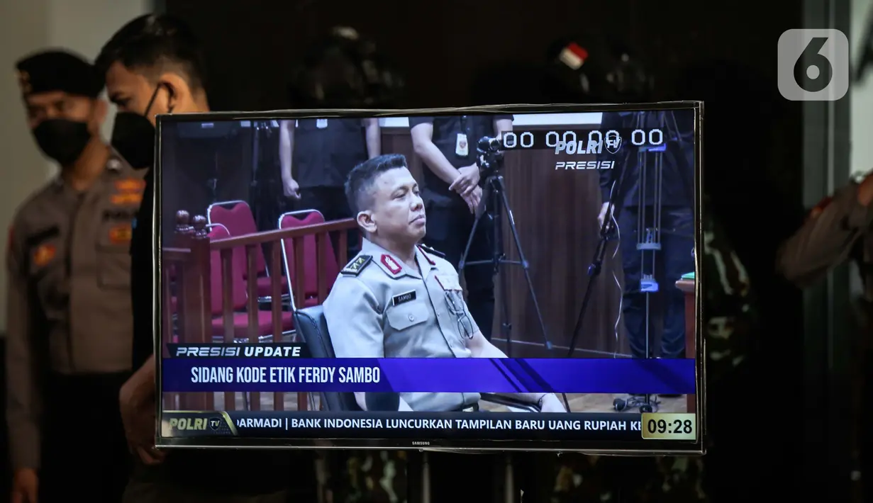 Sebuah layar TV menampilkan mantan Kadiv Propam Irjen Ferdy Sambo menjalani sidang kode etik terkait kasus pembunuhan berencana terhadap Brigadir J alias Nofryansyah Yoshua Hutabarat di Gedung TNCC Mabes Polri, Jakarta, Kamis (25/8/2022). Jalannya sidang etik Ferdy Sambo ditayangkan di akun POLRI TV, namun tanpa suara. (Liputan6.com/Faizal Fanani)