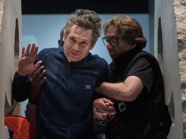 Seniman asal Perancis, Abraham Poincheval dikeluarkan dari dalam sebuah batu di Museum Paris, Prancis, Rabu (1/3), setelah menghabiskan tujuh harinya hidup di dalam batu. (AP Photo/Zacharie Scheurer)
