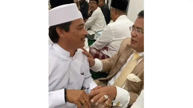 6 Momen Hotman Paris Melayat Gus Sholah, Duduk Manis di Belakang Jamaah