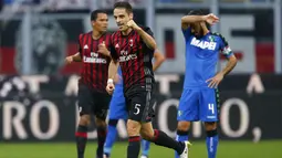 Gelandang AC Milan, Giacomo Bonaventura melakukan selebrasi usai mencetak gol kegawang Sassuolo pada liga Italia di San Siro, Milan (3/9). AC Milan menang dramatis atas Sassuolo dengan skor 4-3. (AFP Photo/Marco Bertorello)