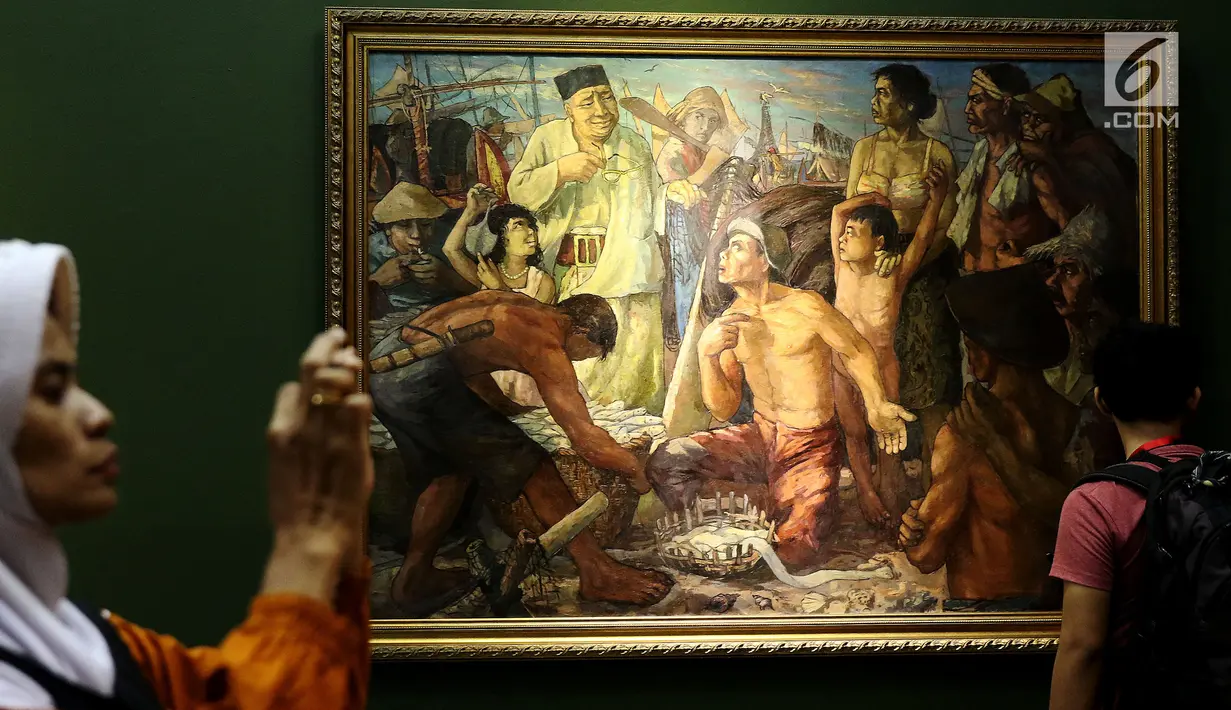Seorang pria melihat persiapan pameran lukisan koleksi Istana yang sudah di pajang di Galeri Nasional, Jakarta, Senin (31/7). Pameran lukisan tersebut akan di buka untuk umum pada tagal 2 Agustus 2017 mendatang. (Liputan6.com/Angga Yuniar)