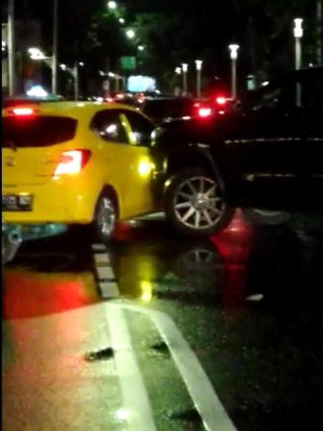 Viral, 6 Potret Honda Brio yang Ringsek Ditabrak Pengemudi Fortuner Barbar