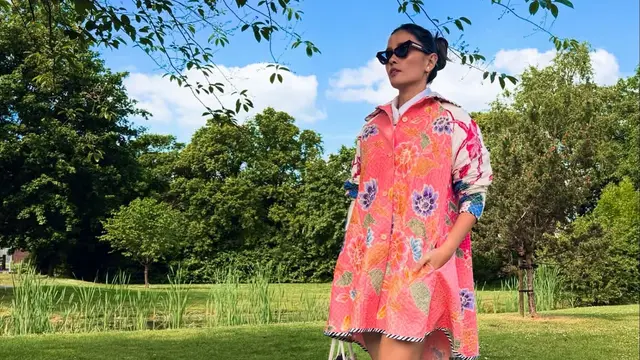 Pesona Titi Radjo Padmaja saat Kenakan Batik dengan Berbagai Model, Super Elegan dan Kasual