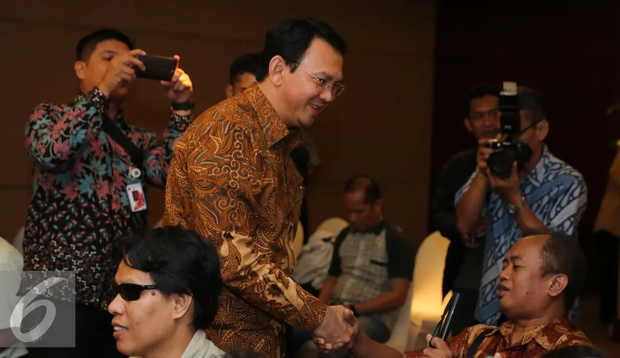 Gubernur DKI Jakarta Basuki T Purnama berjabat tangan dengan puluhan tunanetra sebelum menonton film Jingga di Djakarta Theatre, Jakarta, Jumat (4/3). Film Jingga ini berkisah tentang kehidupan remaja tunanetra. (Liputan6.com/Herman Zakharia)