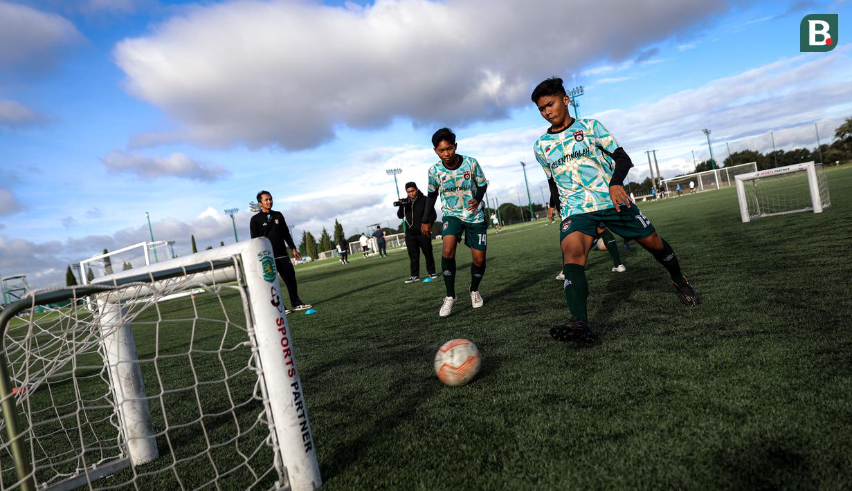 Menu latihan kali ini berbagai macam, mulai dari latihan kecil hingga melakukan uji tanding. Metode latihan seperti itu merupakan latihan yang biasa diterapkan di Akademi Sporting. (Bola.com/Bagaskara Lazuardi)
