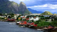 esa Reine, Norwegia. | via: lazypenguins.com