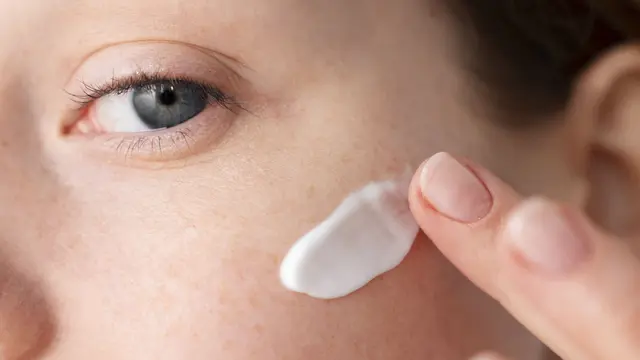 Jangan lewatkan penggunaan sunscreen untuk melindungi kulit wajah