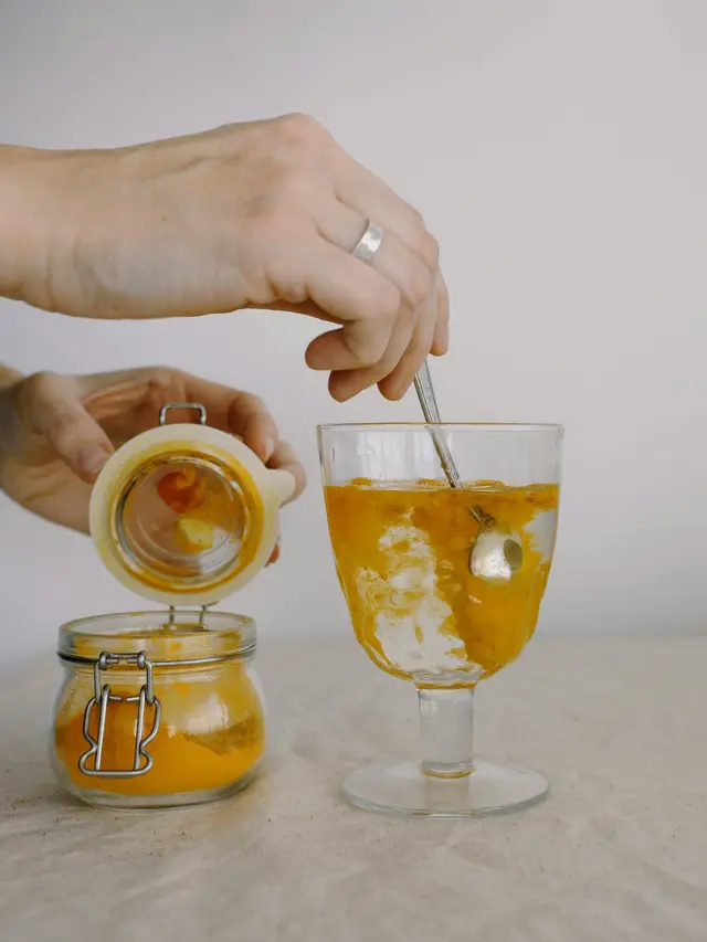 1. Kunyit Asam: Minuman Andalan untuk Menstruasi Lancar