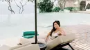 Perempuan yang lahir 3 Agustus 1992 ini memang suka menikmati suasana tenang saat berlibur. Staycation menjadi salah satu opsi Jessica Mila saat melepas penat. Bersantai di kolam renang menjadi salah satu agenda yang wajib dilakukan Jessica Mila saat berlibur. (Liputan6.com/IG/@jscmila)