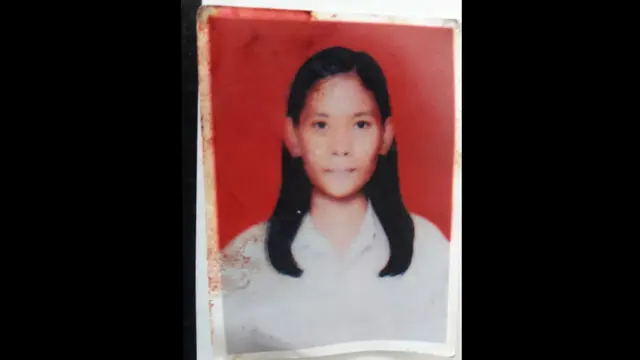 Foto perempuan berukuran 4x6 ditemukan di dalam tas tempat bayi tampan dibuang (Fauzan/Liputan6.com)