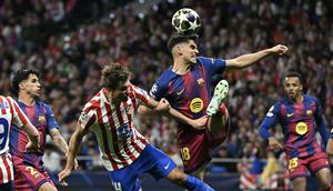 Bek Atletico Madrid, Robin Le Normand (kiri), berebut bola dengan bek Barcelona, Gerard Martín selama pertandingan leg kedua perempat final Liga Champions 2025/2026 antara Club Atlético de Madrid dan FC Barcelona di Stadion Metropolitano, Madrid, pada 14 April 2026. (Javier SORIANO / AFP)