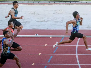 Lalu Mohammad Zohri pelari 100 meter putra asal Nusa Tenggara Barat (kanan) meninggalkan lawan-lawannya saat beraksi pada PON XX Papua 2021 di Stadion Atletik  Mimika Sport Complex, Kabupaten Mimika, Papua, Rabu (6/10/2021). (Foto: PB PON XX PAPUA 2021/Peksi Cahyo)