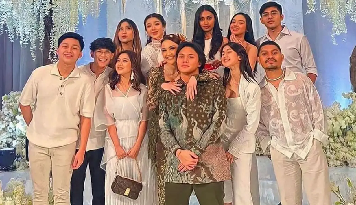 Kehadiran alumni Indonesian Idol tentu tidak hanya meramaikan acara, tapi juga sebagai bentuk dukungan kepada teman tersayang. Mulai dari Tiara Andiri, Novia Bachmid, Lyodra, Keisya Levronka, Kevin Hugo, Samuel Cipta, hingga Ola Elannor datang dalam momen tersebut.(Liputan6.com/IG/@kelylybandcyonk)