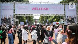 Fans mulai mengantre untuk menyaksikan Konser BLACKPINK di Stadion Utama Gelora Bung Karno (SUGBK), Jakarta, Sabtu (11/3/2023). konser bertajuk "Born Pink" Blackpink akan berlangsung Sabtu (11/3/2022) pukul 19.00 WIB dan Minggu (12/3/2022) pukul 18.30 WIB di Stadion Utama GBK.  (Liputan6.com/Faizal Fanani)