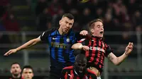 Duel udara yang dilakukan Ivan Perisic dan Andrea Conti pada laga lanjutan Serie A yang berlangsung di Stadion San Siro, Milan, Senin (18/3). Inter Milan menang 3-2 atas AC Milan. (AFP/Miguel Medina)