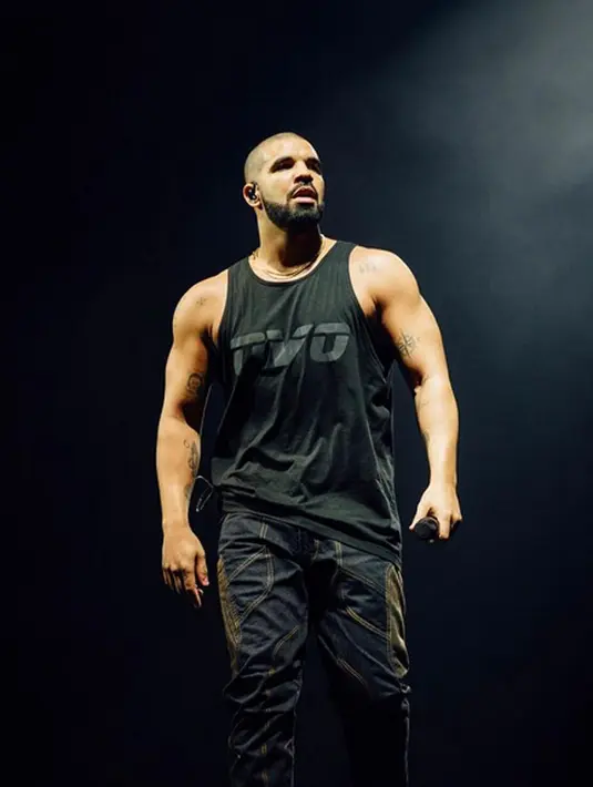 Melansir Hollywoodlife.com (5/11), kabarnya Taylor telah mengunggah fotonya bersama Taylor. Keduanya terlihat berdampingan dari tampak belakang dan sedang saling berbicara di dalam sebuah ruang kecil dan terlihat cukup ramai. (Instagram/champagnepapi)