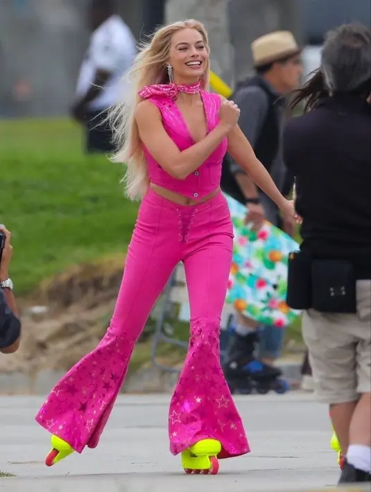 Melalui akun Instagram, Margot Robbie juga sempat mengunggah momen saat menjalani syuting. Gaya Margot memerankan karakter Barbie ini juga banjir pujian. (Liputan6.com/IG/@margotrobbieofficial)