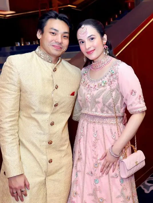 Chelsea memilih tampilan yang lebih modern dengan atasan dan rok panjang yang serasi, tanpa tambahan dupatta, sehingga penampilannya tampak sederhana namun tetap anggun.  [@chelseaislan].