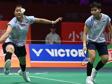 Ganda putri Indonesia, Amallia Cahaya Pratiwi (kiri) dan Siti Fadia Silva Ramadhanti (kanan) saat bertanding melawan Rin Iwanaga/Kie Nakanishi (Jepang) pada babak perempat final Kejuaraan Bulu Tangkis Asia 2026 di Ningbo, provinsi Zhejiang, Tiongkok Timur pada Jumat 10 April 2026. Ganda putri Indonesia, Amallia Cahaya Pratiwi dan Siti Fadia Silva Ramadhanti memastikan melaju ke babak semifinal. (CN-STR/AFP) / China OUT