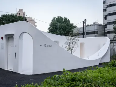 Gambar yang diambil pada 25 Juni 2023 ini menunjukkan toilet umum yang dirancang oleh arsitek Jepang Sou Fujimoto di kawasan Nishisando Tokyo. (Yuichi YAMAZAKI / AFP)