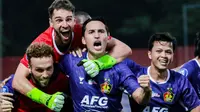 Pemain Persik Kediri merayakan gol yang dicetak oleh Ezra Walian dalam laga kontra Semen Padang yang berlangsung di Stadion Brawijaya, Kediri, Sabtu (21/12/2024). Persik menang 3-1 atas Semen Padang dalam laga pekan 16 BRI Liga 1 2024/2025 itu. (Bola.com/Gatot Sumitro)