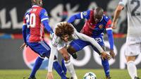 Gelandang Manchester United Marouane Fellaini mendapat pengawalan dari para pemain FC Basel pada laga Liga Champions di St Jakob Park, Basel, Rabu (22/11/2017). (AFP/Fabrice Coffrini)