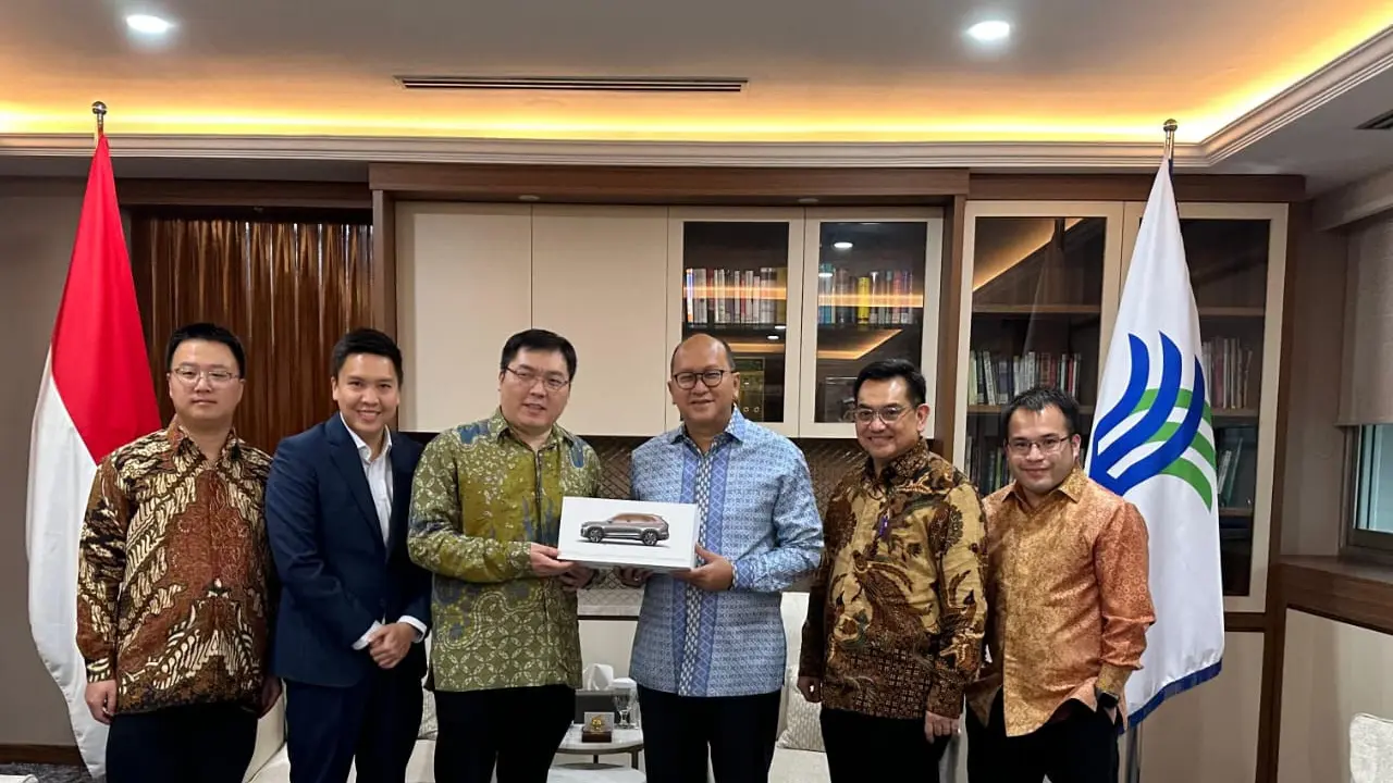 Menggandeng SM Group, Geely Holding Group, salah satu perusahaan otomotif terbesar di dunia, resmi membuka dealer Geely pertama di Indonesia di La Piazza Kelapa Gading, Jakarta. (Liputan6.com)