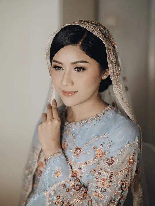 Di atas kerudungnya, Erina juga menyanggul modern rambutnya dengan poni samping yang rapi. [Instagram/@erinagudono]