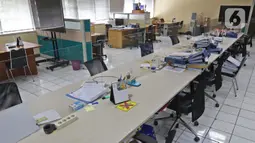 Ruang kerja pegawai di Kantor PLN Pusat, Jalan Trunojoyo, Blok M, Jakarta, Selasa (21/7/2020). PT PLN (Persero) memutuskan untuk menutup sementara kantor pusat  setelah enam orang karyawan PLN dinyatakan positif COVID-19, dimulai hari Senin (20/7) hingga Jumat (24/7). (Liputan6.com/Herman Zakharia)